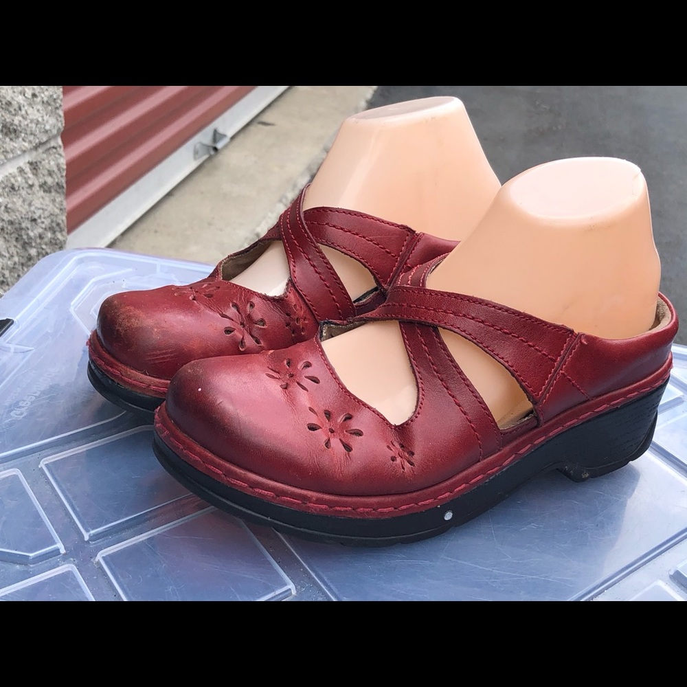 Klogs Slip Resistant Red Leather Clogs Sandals - Picture 5 of 13
